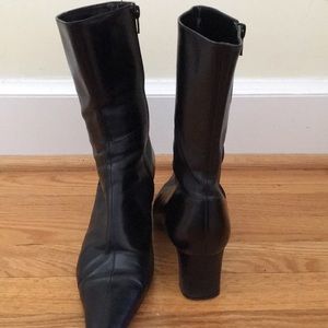 Black leather boots with a medium heel with zipper